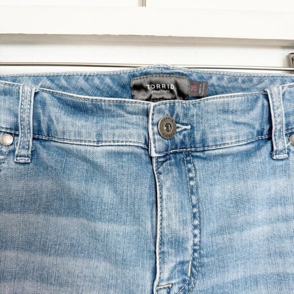 Torrid Denim Whiskered Bermuda Jean Shorts Pockets Summer Casual Light Wash 20 - Picture 4 of 8